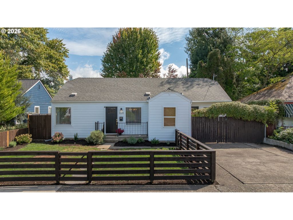 Image 1 of property listing at 1228 Nw CEDAR St, Mc Minnville, OR 97128