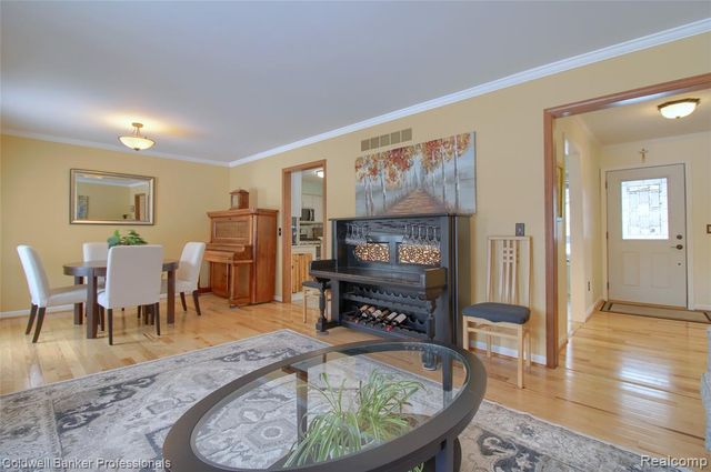 37734 Pickford Drive, Livonia, MI 48152