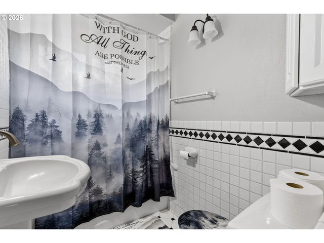 2088 OAK St, West Linn, OR 97068