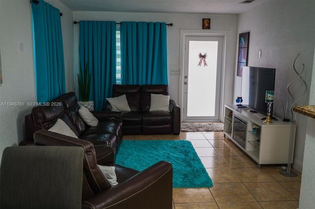 1190 W 33rd St, Hialeah, FL 33012