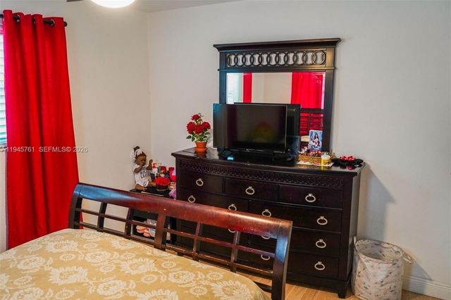 1190 W 33rd St, Hialeah, FL 33012