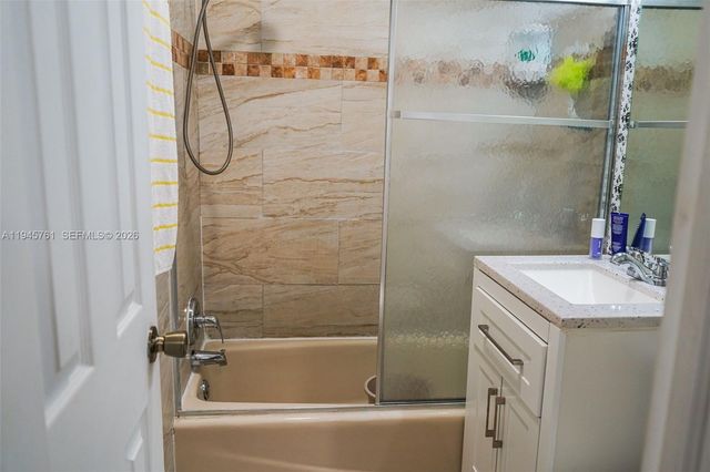 1190 W 33rd St, Hialeah, FL 33012