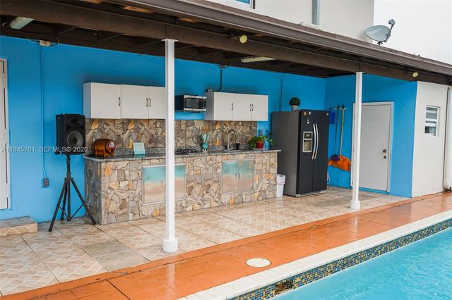 1190 W 33rd St, Hialeah, FL 33012