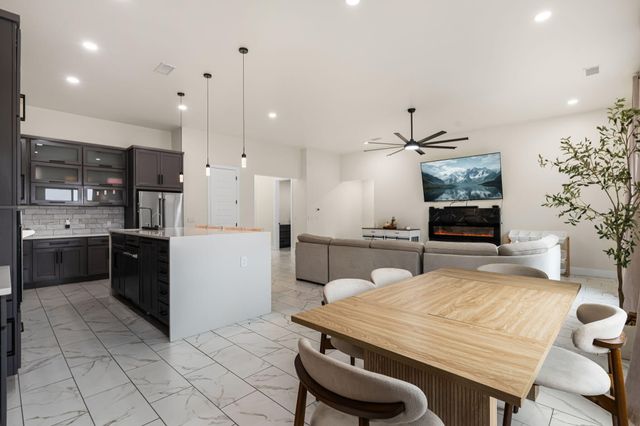 825 3rd Street NE, Rio Rancho, NM 87124