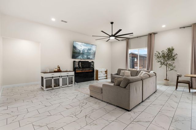 825 3rd Street NE, Rio Rancho, NM 87124