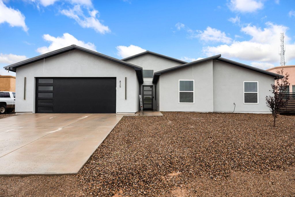 825 3rd Street NE, Rio Rancho, NM 87124
