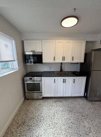 560 NW 1st St 7, Miami, FL 33128