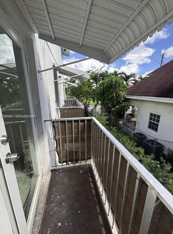 560 NW 1st St 7, Miami, FL 33128