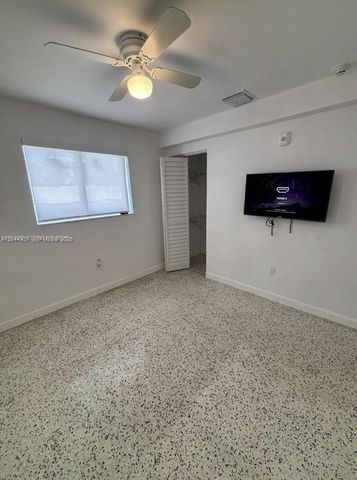 560 NW 1st St 7, Miami, FL 33128