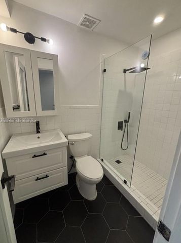 560 NW 1st St 7, Miami, FL 33128