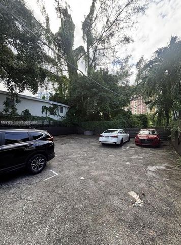 560 NW 1st St 7, Miami, FL 33128
