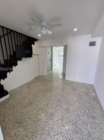 560 NW 1st St 7, Miami, FL 33128