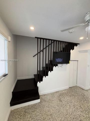 560 NW 1st St 7, Miami, FL 33128