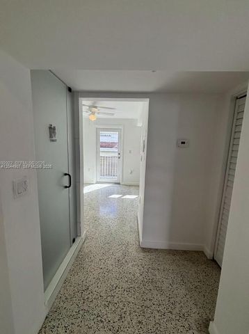 560 NW 1st St 7, Miami, FL 33128
