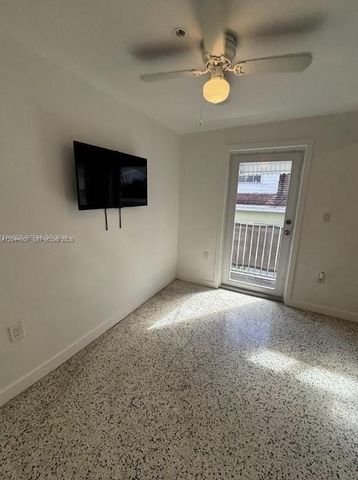 560 NW 1st St 7, Miami, FL 33128