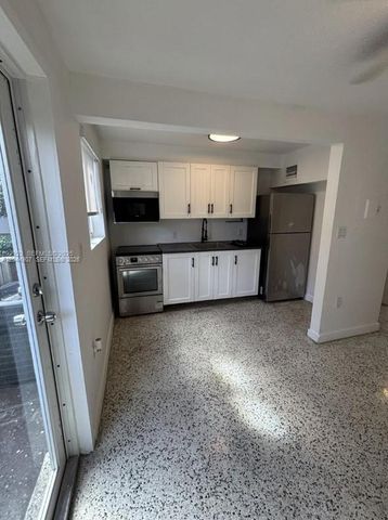 560 NW 1st St 7, Miami, FL 33128