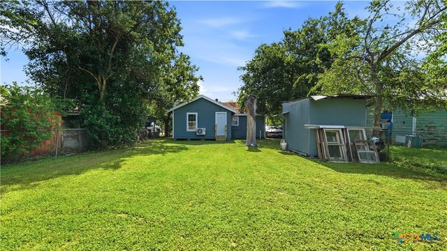 1407 N San Marcos Street, Seguin, TX 78155