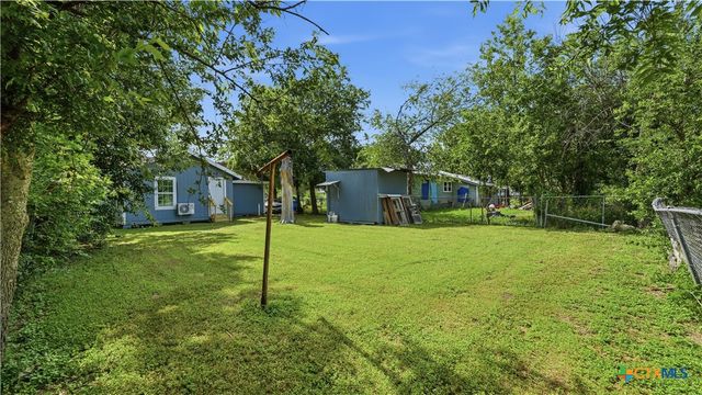 1407 N San Marcos Street, Seguin, TX 78155