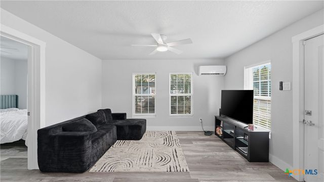 1407 N San Marcos Street, Seguin, TX 78155