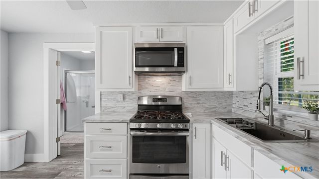 1407 N San Marcos Street, Seguin, TX 78155