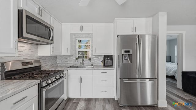 1407 N San Marcos Street, Seguin, TX 78155