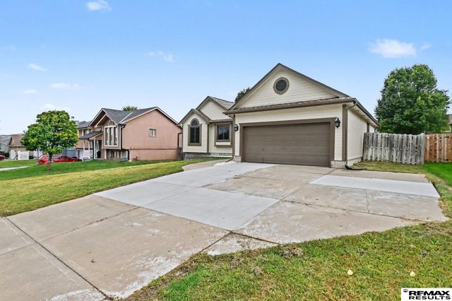 705 Eagle View Drive, Papillion, NE 68133