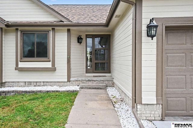 705 Eagle View Drive, Papillion, NE 68133
