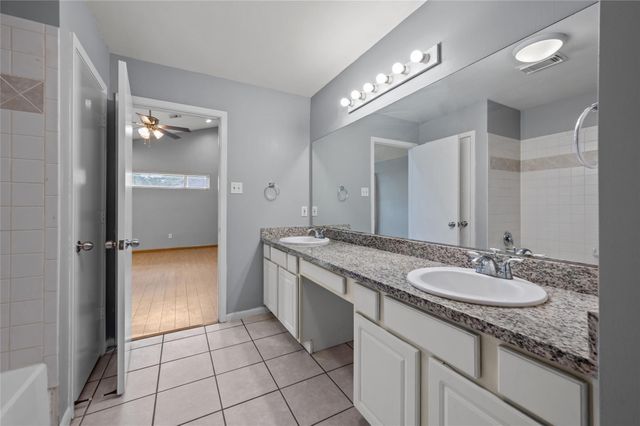 11709 Lakeside Place Drive 232, Houston, TX 77077