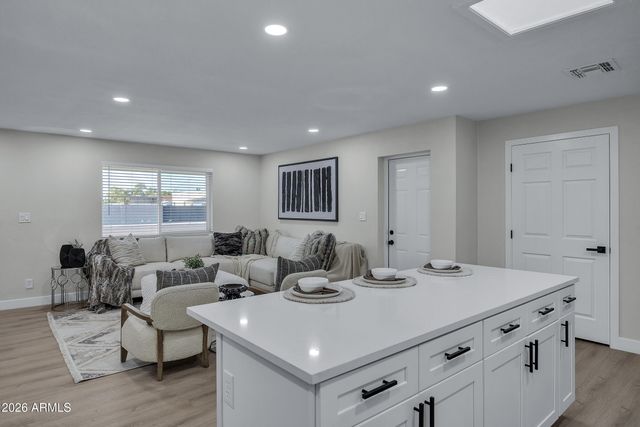 1033 W RIO SALADO Parkway, Mesa, AZ 85201