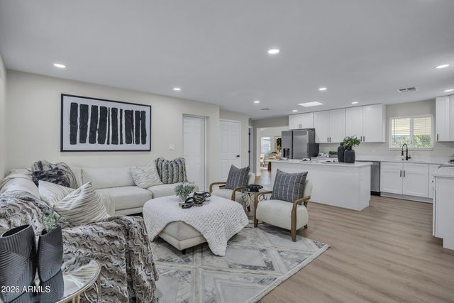 1033 W RIO SALADO Parkway, Mesa, AZ 85201