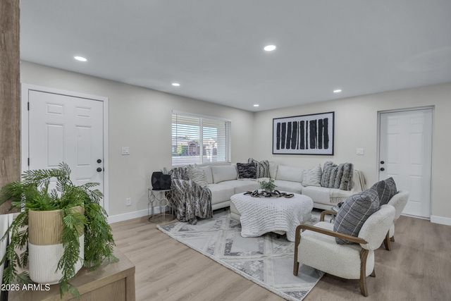 1033 W RIO SALADO Parkway, Mesa, AZ 85201