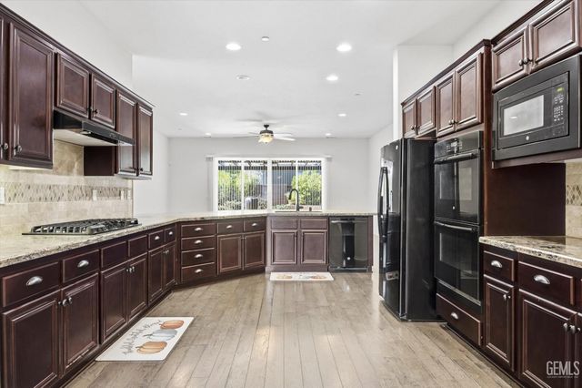 9909 Stockholm Place, Bakersfield, CA 93306