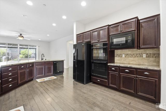 9909 Stockholm Place, Bakersfield, CA 93306