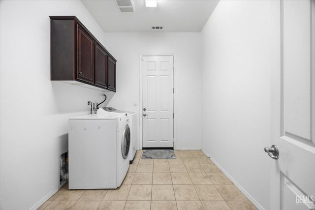9909 Stockholm Place, Bakersfield, CA 93306