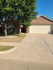 9121 Autumn Falls Drive, Fort Worth, TX 76118