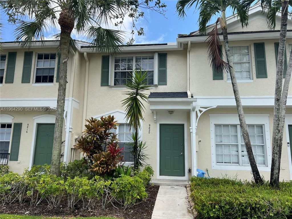 9820 NW 56th Pl, Coral Springs, FL 33076