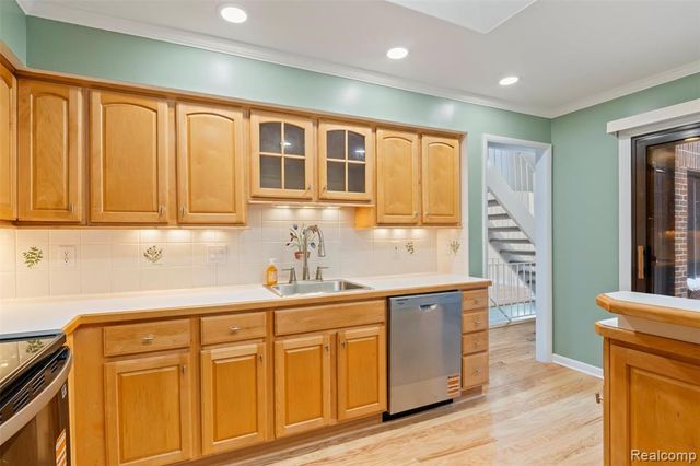 3051 Lindenwood Drive, Dearborn, MI 48120