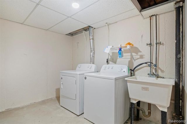 3051 Lindenwood Drive, Dearborn, MI 48120