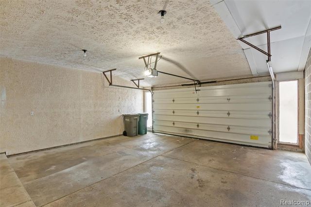 3051 Lindenwood Drive, Dearborn, MI 48120