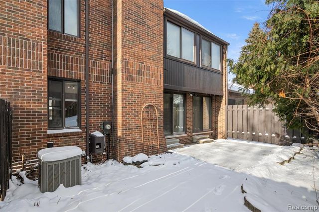 3051 Lindenwood Drive, Dearborn, MI 48120