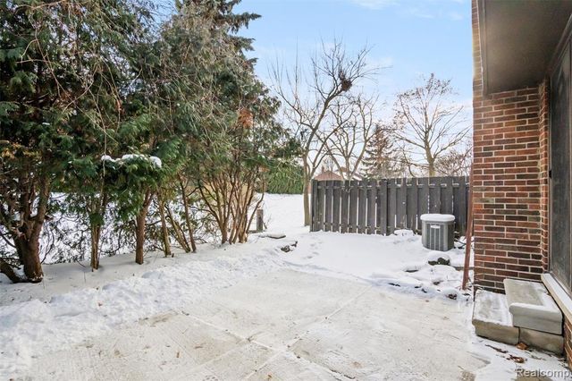 3051 Lindenwood Drive, Dearborn, MI 48120