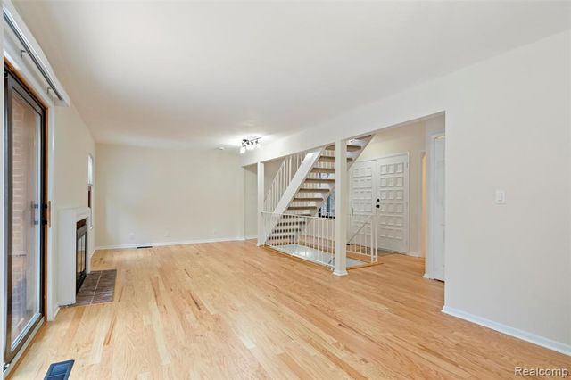 3051 Lindenwood Drive, Dearborn, MI 48120