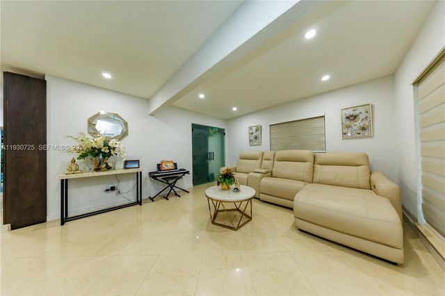 4360 NW 205th St, Miami Gardens, FL 33055