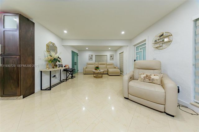 4360 NW 205th St, Miami Gardens, FL 33055