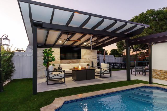 4360 NW 205th St, Miami Gardens, FL 33055