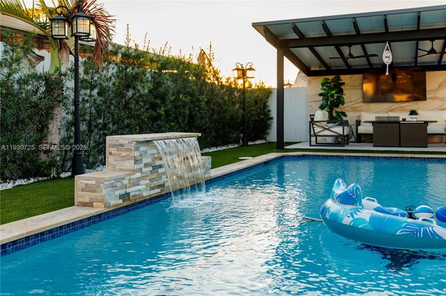 4360 NW 205th St, Miami Gardens, FL 33055