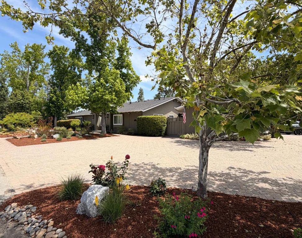 Image 4 of property listing at 15392 Via Palomino, Monte Sereno, CA 95030