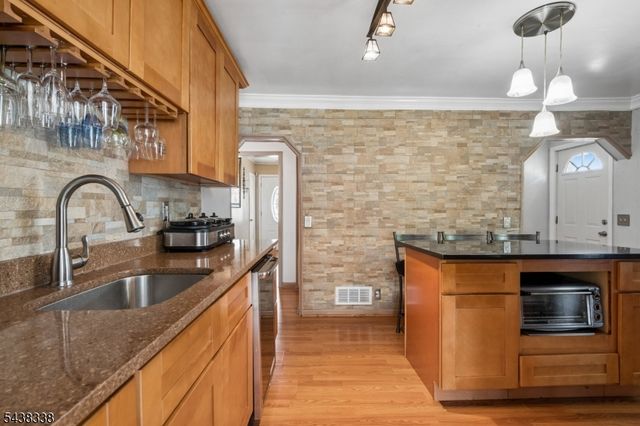 1983 Barnett St, Rahway City, NJ 07065