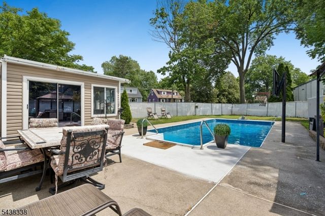 1983 Barnett St, Rahway City, NJ 07065
