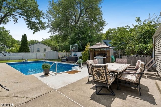 1983 Barnett St, Rahway City, NJ 07065